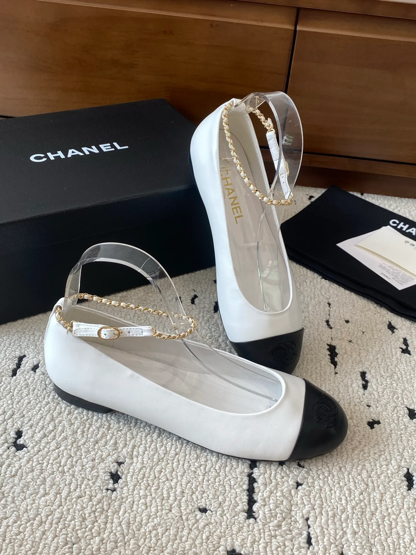 👟👟Ex-factory price 580👟👟 🍀CHANEL2025 new autumn and winter model, Mary Jane leather Chanel Xiaoxiang C home flat classic metal chain shoes Comfortable Mary Jane shoes Catwalk advanced ready-to-wear customization, simple yet sweet and playful Solid color fabric is refreshing and easy to wear Buckle design shoes are more heeling Upper: Customized sheepskin Inner foot pad: sheepskin Sole: Italian leather sole Size: 35-40 (40 customization is non-refundable) 👉 👉 Buy now👉 Buy now👉